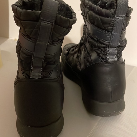 Skechers Winter Women’s Boots - Picture 2 of 5